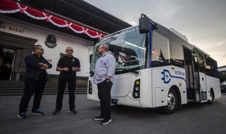 (Dari kiri ke kanan) Komisaris Utama PT Jasa Sarana Antonius Harso W, Direktur Utama PT VKTR Teknologi Mobilitas Gilarsi W Setijono, dan Direktur Utama PT Jasa Sarana Indrawan Sumantri, berbincang usai kick-off kerja sama antara VKTR dan PT Jasa Sarana, di Bandung, Selasa (23/8/2022). VKTR berencana menyediakan bus listrik BYD ukuran medium tipe C6 yang sesuai dengan lebar kondisi jalan, sebagai kendaraan angkutan publik untuk mendukung sistem transportasi bus rapid transit (BRT) di wilayah Bandung Raya.