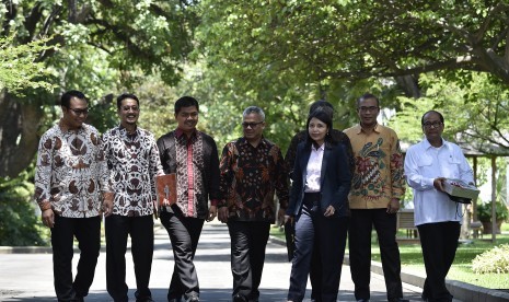 Dari kiri ke kanan: Komisioner Komisi Pemilihan Umum periode 2012-2017 Sigit Pamungkas, Ferry Kurnia Riskiansyah, Juri Ardiantoro, Arief Budiman, Ida Budhianti, Hadar Nafis Gumay, Hasyim Asyari, dan Sekjen KPU Arif Rahman (kanan) meninggalkan Istana Merdeka usai diterima Presiden Joko Widodo di Jakarta, Senin (10/4).