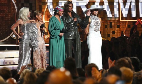 Dari kiri ke kanan, Lady Gaga, Jada Pinkett Smith, Alicia Keys, Michelle Obama, dan Jennifer Lopez saat Grammy Awards ke-61 di Los Angeles, Ahad (10/2).