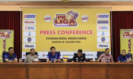 (dari kiri ke kanan) Manager tim Ayi Subarna, Sekum PBVSI Jawa Barat HM Rois, Ketua tim Bandung bjb Tandamata Tachyan Iskandar, Wakil Direktur Proliga Regi Nelwan, Humas Bank BJB Sonny Permana, Kapten tim Bandung bjb Tandamata Aprilia Manganang saat konferensi pers Proliga 2020, di Aula Kantor Pusat Bank BJB, Jalan Naripan 12-14, Kota Bandung, Kamis (5/3).