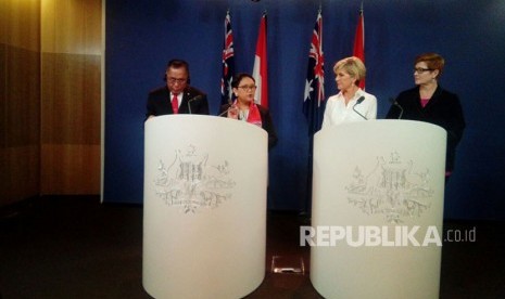 Dari kiri ke kanan: Menhan RI Ryamizard Ryacudu, Menlu RI Retno Marsudi, Menlu Australia Julie Bishop, dan Menhan Australia Marise Payne dalam jumpa pera usai pertemuan Indonesia Australia 2+2 Dialogue di Sydney Australia. Kedua negara membahs beragam isu mulai dari kerjasama maritim, kerjasama antiterorisme, perang narkoba, riset maritim, dan ekonomi.