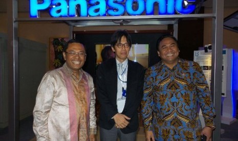 Dari Kiri ke Kanan: Menteri Perindustrian, Saleh Husin, Advisor Energy System PT Panasonic Gobel Eco Solutions, Hiroshi Matsuda, dan Menteri Perdagangan, Rachmat Gobel