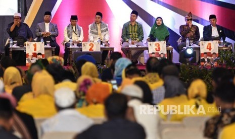 Dari kiri ke kanan pasangan Cagub-Cawagub Pilgub NTB 2018 Suhaili-Amin, Ahyar-Mori, Zul-Rohmi dan Ali-Sakti saat menghadiri rapat pleno pengundian nomor urut Pilkada NTB di Hotel Lombok Raya, Mataram, NTB, Selasa (13/2). 