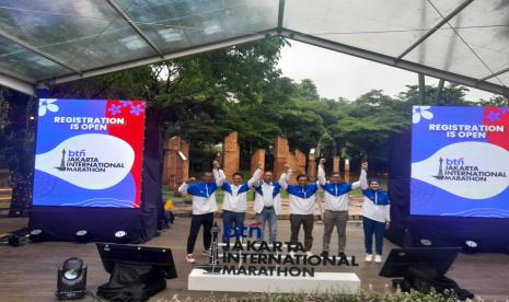 Dari kiri ke kanan: Pelari nasional, Agus Prayogo; Sekjen PB PASI, Tigor Tanjung, Dirut Bank BTN, Nixon Napitupulu; Race Director BTN JAKIM 2024, Satria Guardian, dan influencer Soraya Larasati berfoto usai menggelar press conference BTN Jakarta International Marathon (JAKIM) 2024 di Hutan Kota Plataran, Kompleks Gelora Bung Karno (GBK), Senayan, Jakarta, Ahad (10/3/2024).