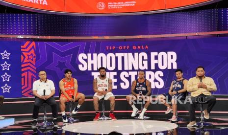 Dari kiri ke kanan, Pelatih Pelita Jaya Basketball Johannis Winar, para pemain Arighi Muhammad, KJ McDaniels, Brandon Jawato, dan Andakara Prastawa, serta Vice President Pelita Jaya Jeremy Immanuel Santoso dalam konferensi pers Pelita Jaya di the Convergence, Jakarta. Kamis (9/1/2025) sore.