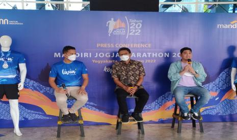 (Dari kiri ke kanan) Race Director Pandara Sports Andreas Kansil, Kepala Dinas Pariwisata Daerah Istimewa Yogyakarta (DIY) Singgih Raharjo, dan VP Corporate Communication Bank Mandiri Ricky Andriano saat acara konferensi pers Mandiri Jogja Marathon (MJM) 2022 di Yogyakarta, Kamis (11/8/2022).