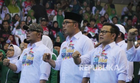 Dari kiri ke kanan, Sekjen DPP Partai Kebangkitan Bangsa (PKB) yang juga Menteri Tenaga Kerja Hanif Dahkiri, Gubernur Jawa Barat Ridwan Kamil dan Ketua Umum PKB Muhaimin Iskandar hadir pada acara PKB Jabar Festival 2019, di GOR Pajajaran, Kota Bandung, Ahad (2/12).