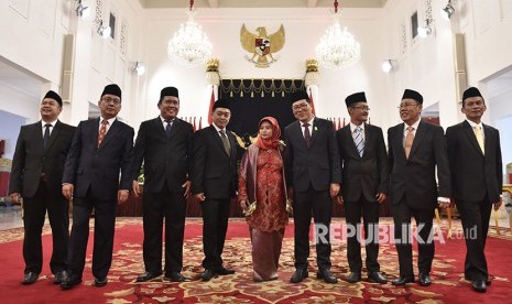 Dari kiri ke kanan, sembilan anggota Komisi Pengawas Persaingan Usaha (KPPU) Harry Agustanto, Yudi Hidayat, Guntur Syahputra Saragih, Kodrat Wibowo, Dinni Melanie, Chandra Setiawan, Afif Hasbullah, Kurnia Toha, dan Ukay Karyadi berpose usai pelantikan oleh Presiden Joko Widodo di Istana Negara, Jakarta, Rabu (2/5).