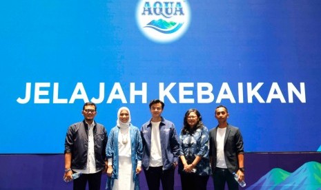 Dari kiri ke kanan: Sustainable Development Director Danone Indonesia Karyanto Wibowo, Marketing Director Danone-AQUA Intan Ayu Kartika, Aktor & Goodness Ambassador Danone-AQUA Dion Wiyoko, Dr. dr. Diana Sunardi, Ketua Indonesian Hydration Working Group dan Jeffri Ricardo, Marketing Manager Danone-AQUA.