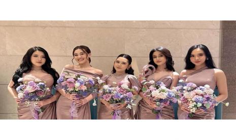 Dari kiri ke kanan: Tiara Andini, Aaliyah Massaid, Ziva Magnolya, Keisya Levronka, dan Lyodra. Kelima wanita ini menjadi bridesmaid di pernikahan Mahalini dan Rizky Febian.