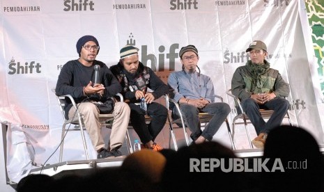 Dari kiri ke kanan Ustadz Hanan Attaki, Roni anggota Skateboard Cicaheum, Yukie Pas Band,  dan Andri AB dari Brigez tampil pada acara Dadakan Shift Pemuda Hijrah bekerjasama dengan pemuda Karang Taruna dan Mobile Masjid dari Masjid Nusantara, di Terminal Cicaheum, Kota Bandung, Selasa (10/10) malam. 