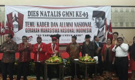 Dari kiri ke kanan: Waketum Golkar Theo Sambuaga, Sekjen PDIP Hasto Kristyanto,  Sekjen GMNI Pius Brio, Ketua GMNI Chrisman Damanik,  Ketua Umum PA GMNI Ahmad Basarah,  mantan Mensesneg Bondan Gunawan, Anggota DPR Eva Sundari dan Plt Gubernur DKI Soni Suma