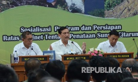 Dari kiri ke kanan, Wakil Gubernur Jawa Barat Deddy Mizwar, Menkomaritim Luhut Binsar Panjahitan dan Menkopolkam Wiranto hadir pada Rapat Koordinasi dan Sosialisasi Penataan Sungai Citarum, di Aula Gedung Sate, Kota Bandung, Selasa (16/1).