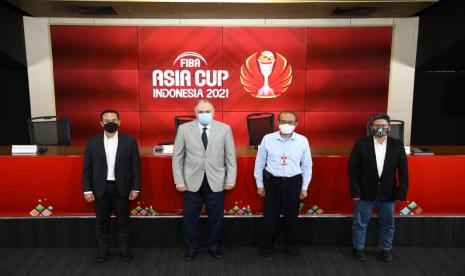 (dari kiri) Ketua Panitia Pelaksana Jakarta FIBA Asia Cup 2021 Junas Miradiarsyah, Direktur Eksekutif FIBA Asia Hagop Khajirian, Sekretaris Kementerian Pemuda dan Olahraga Gatot Dewa Broto, dan Wakil Ketua Umum PP Perbasi Francis Wanandi berpose usai peluncuran logo FIBA Asia Cup 2021 di Jakarta, Selasa (13/4).