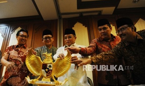 dari kiri) Ketua PBNU Hanif Gofur, Waketum PBNU Maksum, Ketua Umum PBNU Said Aqil Siroj, Sekjen PBNU Helmi Faizal Zaini dan Ketua PBNU Saifullah Yusuf berbincang usai mengelar konferensi pers di Jakarta, Senin (30/5).