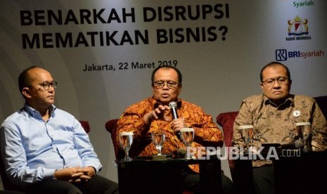 Dari Kiri) Ketua Umum Kadin Indonesia Rosan P.Roeslani,Dirut BRI Syariah Moch. Hadi Santoso dan Direktur Keuangan dan Oprasional BNI Syariah Wahyu Avianto menjadi narasumber pada acara Cafe CEO Republika,Jakarta