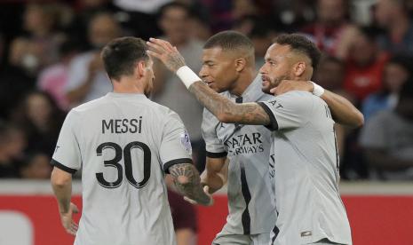  Dari kiri, Lionel Messi dari PSG, Kylian Mbappe dari PSG, dan Neymar dari PSG bereaksi setelah mencetak gol selama pertandingan sepak bola Liga Satu Prancis antara Lille dan Paris Saint Germain di stadion Pierre Mauroy di Villeneuve.