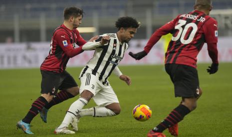 Dari kiri, pemain AC Milan Brahim Diaz, pemain Juventus Weston McKennie dan pemain AC Milan Junior Messias berebut bola dalam pertandingan sepak bola Serie A antara AC Milan dan Juventus di stadion San Siro di Milan, Italia, Ahad, 23 Januari 2022. 