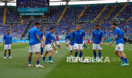 Dari kiri,  pemain Italia Lorenzo Insigne, Giovanni Di Lorenzo, Giacomo Raspadori, Niccolo Barella, Ciro Immobile, Leonardo Spinazzola dan Francesco Acerbi melakukan pemanasan sebelum pertandingan grup A kejuaraan sepak bola Euro 2020 antara Italia dan Wales, di stadion Olimpiade Roma, Minggu, 20 Juni 2021. 