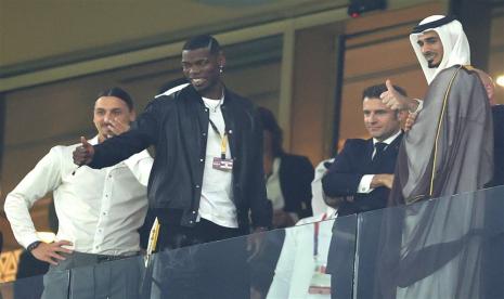  (dari kiri) Pemain sepak bola Swedia Zlatan Ibrahimovic, pemain Prancis Paul Pogba, Presiden Prancis Emmanuel Macron dan Pangeran Jassim bin Hamad bin Khalifa Al Thani sebelum Final Piala Dunia FIFA 2022 antara Argentina dan Prancis di stadion Lusail, Lusail, Qatar, Ahad (18/12/2022).