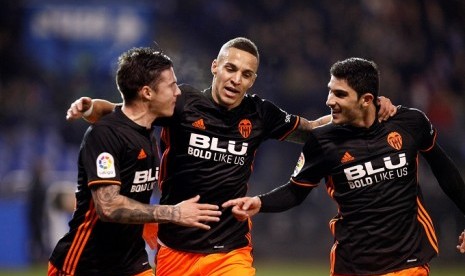 Dari kiri: Pemain Valencia Santi Mina, Rodrigo Moreno, dan Gonçalo Guedes merayakan gol yang dicetak Moreno ke gawang Dportivo La Coruna dalam lanjutan La Liga di Riazor, Ahad (14/1) dini hari WIB. Valencia menang 2-1.