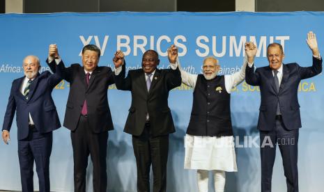 Dari kiri, Presiden Brazil Luiz Inacio Lula da Silva, Presiden Tiongkok Xi Jinping, Presiden Afrika Selatan Cyril Ramaphosa, Perdana Menteri India Narendra Modi dan Menteri Luar Negeri Rusia Sergei Lavrov berpose untuk foto bersama BRICS pada KTT BRICS 2023 di Sandton Convention Center di Johannesburg, Afrika Selatan, Rabu, 23 Agustus 2023.