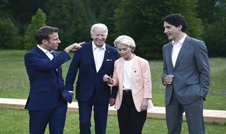 Dari kiri, Presiden Emmanuel Macron, Presiden AS Joe Biden, Presiden Komisi Eropa Ursula von der Leyen dan Perdana Menteri Kanada Justin Trudeau pergi setelah berpose untuk foto bersama, selama KTT G7, di Castle Elmau di Kruen, dekat Garmisch-Partenkirchen, Jerman , Ahad, 26 Juni 2022.