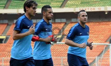 Dari kiri: Raphael Guilermo Maitimo, Tonnie Harry Cusell, dan Johnny Rudolf van Beukering mengikuti pemusatan latihan timnas di Stadion Utama Gelora Bung Karno, Jakarta, Kamis (8/11). (Republika/Aditya Pradana Putra)