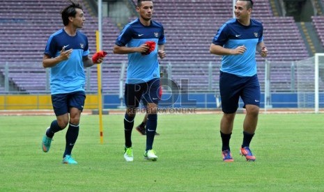 Raphael Guilermo Maitimo (tengah) akhirnya masuk ke skuat timnas Indonesia yang akan berlaga di Piala AFF setelah paspornya rampung. Ia menggantikan pemain yang didatangkan dari Spanyol, Arthur Irawan.