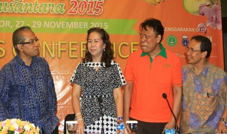 Dari kiri, Rektor IPB Herry Suhardiyanto, Direktur PT PKJ Centro Jusmery, Ketua Panitia Festival Bunga dan Buah Nusantara 2015 (FBBN-2015) Jumadi Witopawiro dan Dekan Fakultas Pertanian IPB Agus Purwito berbincang usai konferensi pers mengenai pelaksanaan 