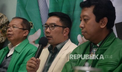 dari kiri) Sekjen PPP Arsul Sani, Wali Kota Bandung Ridwan Kamil dan Ketua PPP Romahurmuziy memberikan keterangan pada acara deklarasi cagub dan cawagub Jabar di Kantor DPP PPP, Jakarta.