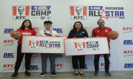 Dari kiri, Vanissa Renata Siregar (DBL Indonesia All-Star 2022), Jufri S Fransisco (Field Marketing Manager PT Fast Fast Indonesia), Masany Audri (Direktur DBL Indonesia), dan  Irto Rachman (Pengprov Perbasi DKI Jakarta) pada sesi jumpa pers 