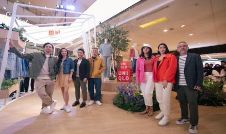 Dari kiri: Vincent Rompies, Raline Shah, Daniel Pieter selaku Marketing & E-Commerce Director UNIQLO Indonesia, Herjunot Ali, Carissa Perusset, Aghniny Haque, dan Lukman Sardi berpose memperkenalkan koleksi terbaru edisi Uniqlo Spring/Summer 2023.