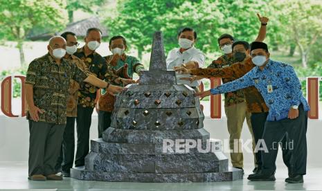 Dari kiri Wakil Gubernur DIY KGPAA Paku Alam X, Menteri Perhubungan Budi Karya Sumadi, Menteri Perindustrian Agus Gumiwang Kartasasmita, Menteri Koordinator Bidang Politik, Hukum, dan Keamanan Mahfud MD, menteri Koordinator Bidang Kemaritiman dan Investasi Luhut Binsar Panjaitan, Menteri Pariwisata dan Ekonomi Kreatif Sandiaga Uno, Menteri Desa, Pembangunan Daerah Tertinggal dan Transmigrasi Abdul Halim Iskandar dan Wakil Gubernur Taj Yasin Maimoen memegang replika stupa bersama saat pembukaan Festival Joglosemar di kompleks Taman Wisata Candi (TWC) Borobudur, Magelang, Jawa Tengah, Kamis (20/5/2021). Festival Joglosemar diselenggarakan atas kerjasama Kementerian Perindustrian, Bank Indonesia, Pemerintah Provinsi Jawa Tengah dan DI Yogyakarta untuk mendukung Gerakan Nasional Bangga Buatan Indonesia (BBI) dengan mengusung tema Artisan of Java yang diharapkan mampu membangkitkan perekonomian Usaha Mikro Kecil dan Menengah/Industri Kecil dan Menengah (UMKM/IKM). 