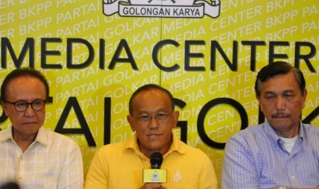 dari kiri) Wakil Ketua Umum Golkar Cicip Sharif Sutardjo, Ketua Umum Partai Golkar Aburizal Bakrie, dan Wakil Ketua Wantim Golkar Luhut Panjaitan 