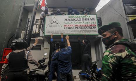 Dari TNI dan Polri mendatangi kawasan Petamburan III untuk mencabut sejumlah atribut FPI pasca pembubaran organisasi tersebut oleh pemerintah. 