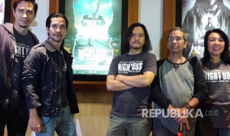 Darius Sinathrya, Edward Akbar, Emil Heradi, Tino Saroengallo, dan Yayu Unru dalam acara Nonton Bareng penayangan perdana film Night Bus di XXI Blok M Square, Jakarta, Kamis (6/4).