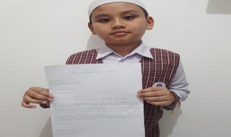 Darrell siswa SD Karakter Genius Islamic School, menulis surat untuk Menteri BUMN Erick Thohir. Ahad (30/5).