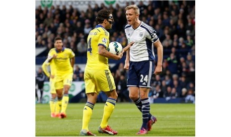 Darren Fletcher (kanan) bersitegang dengan Cesc Fabregas