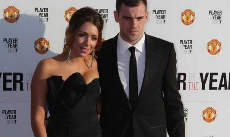 Darron Gibson dan istrinya, Danielle.