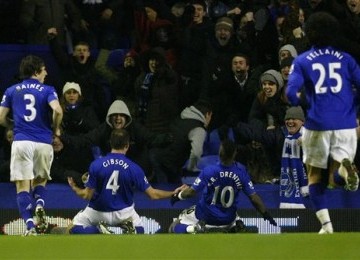 Darron Gibson (dua kanan), gelandang Everton, merayakan golnya bersama rekan setim saat menghadapi Manchester City di laga Liga Primer Inggris di Goodison Park, Liverpool, Selasa (31/1). 