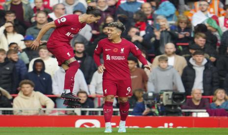  Darwin Nunez dari Liverpool (kiri) merayakan dengan Roberto Firmino dari Liverpool setelah mencetak gol kedua timnya selama pertandingan sepak bola Liga Premier Inggris antara Liverpool dan Southampton di stadion Anfield di Liverpool, Inggris, Sabtu, 12 November 2022. 