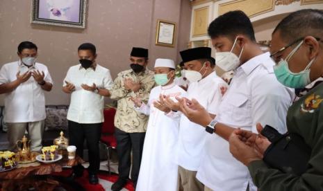 Ustadz Dasad Latif mengajak politisi untuk tetap bersilaturahim dan dekat dengan ulama. 