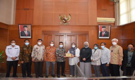 Data Badan Pelindungan Pekerja Migran Indonesia (BP2MI) menunjukkan Provinsi Jawa Timur menduduki posisi puncak penempatan Pekerja Migran Indonesia (PMI) terbanyak dari tahun 2018-2020. Meski jumlah PMI asal Jawa Timur merupakan yang terbesar, namun berdasarkan Instruksi Mendagri Nomor 43 Tahun 2021, Jawa Timur tidak dapat menerima langsung kedatangan Warga Negara Asing (WNA), termasuk kepulangan PMI.