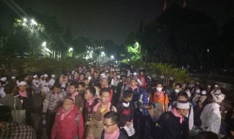 Muslims from various province spend the night at Istiqlal mosque on early Friday (11/4). After Friday prayer, they will marched to Presidential Palace to hold demonstration against alleged religious blasphemy by Jakarta's incumbent governor Basuki Tjahaja Purnama.  