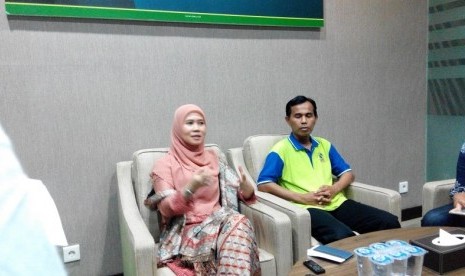 Datin Roziyaton, Ketua K-Link Foundation (kiri)