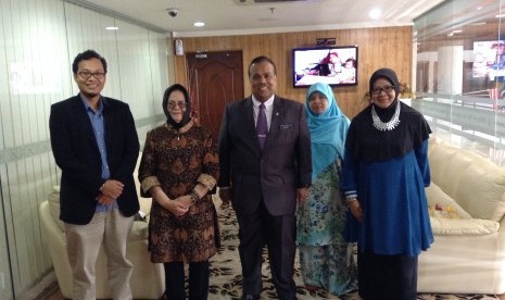 Dato seri Prof Dr Mohamed Mustafa Ishak (tengah) dengan Ketua Bidang Kerjasama Paguyuban Pasundan Dr Irma Rachmawati SH MH (paling kanan) saat penjajagan kerjasama Universitas Pasundan (Unpas) dengan Universiti Utara Malaysia di Kampus Unpas, Bandung, belu