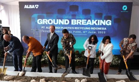 Daur ulang sampah. Upacara peletakan batu pertama pabrik daur ulang tersebut dilakukan Dr Axel Schweitzer, Pemilik dan Ketua ALBA Group Asia pada Selasa (6/6/2023).  