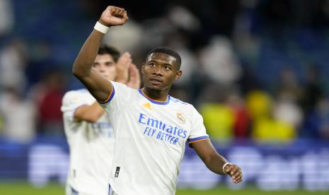 David Alaba dari Real Madrid melambai kepada para penggemar setelah pertandingan sepak bola La Liga Spanyol antara Real Madrid dan Mallorca di stadion Bernabeu di Madrid, Spanyol, Rabu, 22 September 2021.