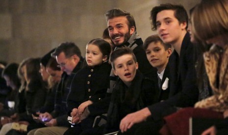 David Beckham bersama empat anaknya saat menghadiri pergelaran busana Victoria Beckham di New York Fashion Week (14/2) lalu.